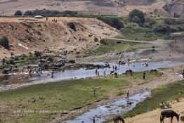 Image du Maroc Professionnelle de  Le barrage Oued El Makhazine, conçu pour le développement et  l'irrigation du périmètre du Loukkos. Ainsi les champs situés dans le triangle Ksar El Kébir, Larache, Moulay Bouselham profitent de cette infrastructure. Cette importante réalisation située sur El Oued Loukkos sert à la régularisation inter annuelle des débits tout en formant une protection contre les crues, au Jeudi 1er Septembre 2005 à cette datte le barrage dispose 309 Million de M3. (Photo / Abdeljalil Bounhar) 